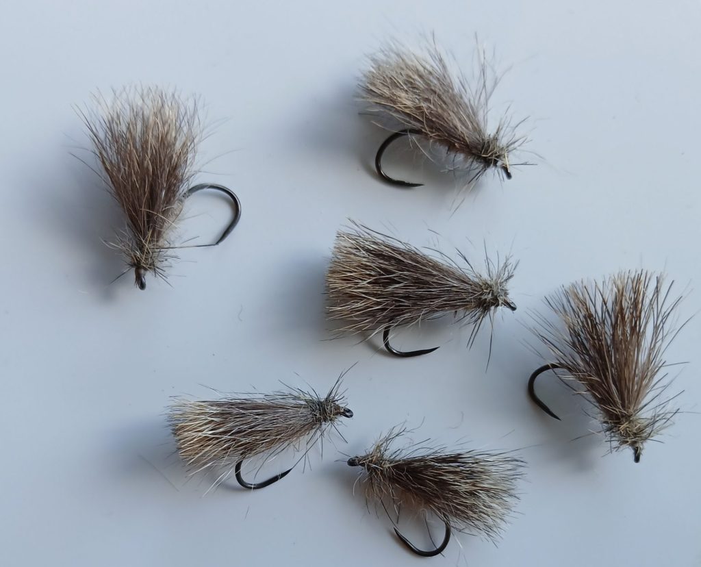 Ensemble de 7 mouches de pêche artisanales vintage dans un